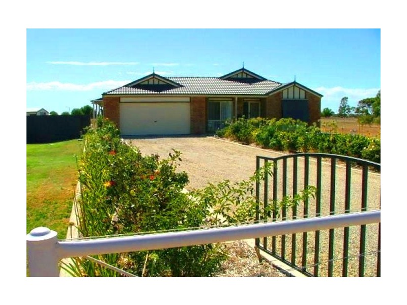 11 McCrabb Road, Deniliquin NSW 2710