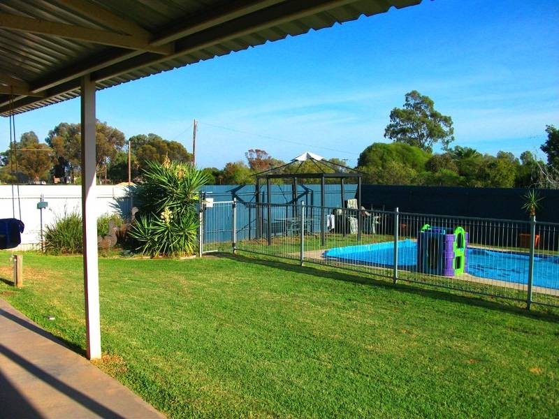 11 McCrabb Road, Deniliquin NSW 2710