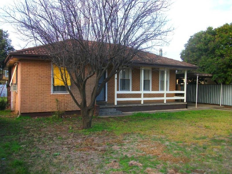 4 Robertson Crescent, Deniliquin NSW 2710