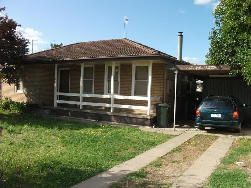 4 Robertson Crescent, Deniliquin NSW 2710