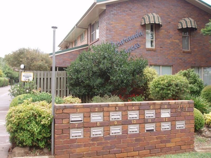 2/247 HERRIES STREET, Newtown QLD 4350