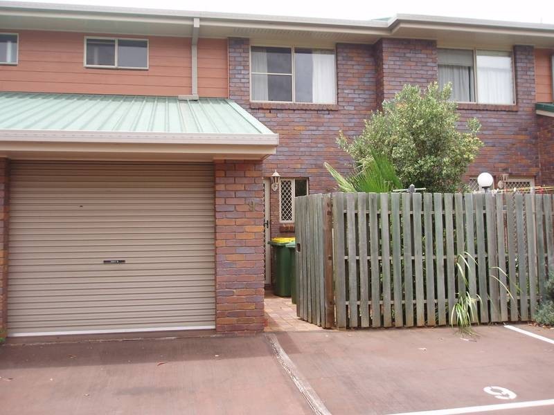 2/247 HERRIES STREET, Newtown QLD 4350