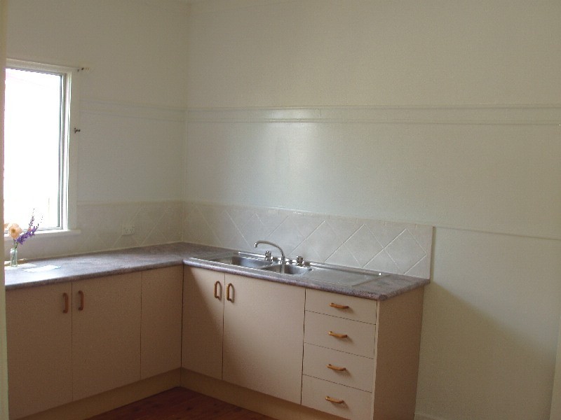 37 HENDERSON STREET, Newtown QLD 4350