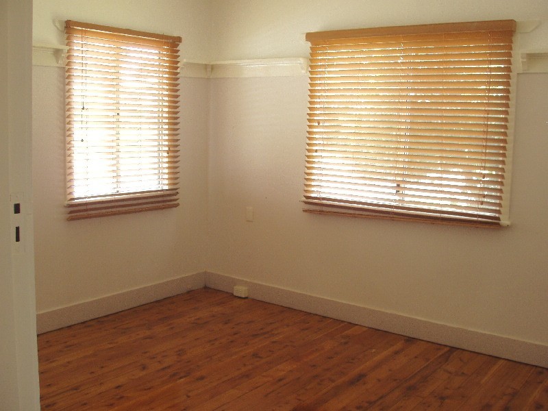 37 HENDERSON STREET, Newtown QLD 4350