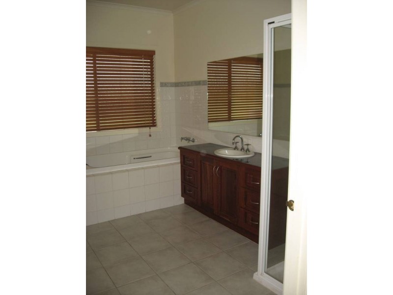 102 Honniball Drive, Tocumwal NSW 2714