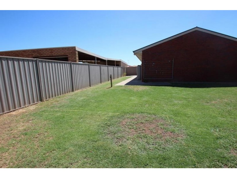 1/8 Waratah Crt, Cobram VIC 3644