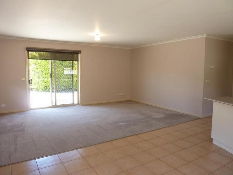 1/8 Waratah Crt, Cobram VIC 3644