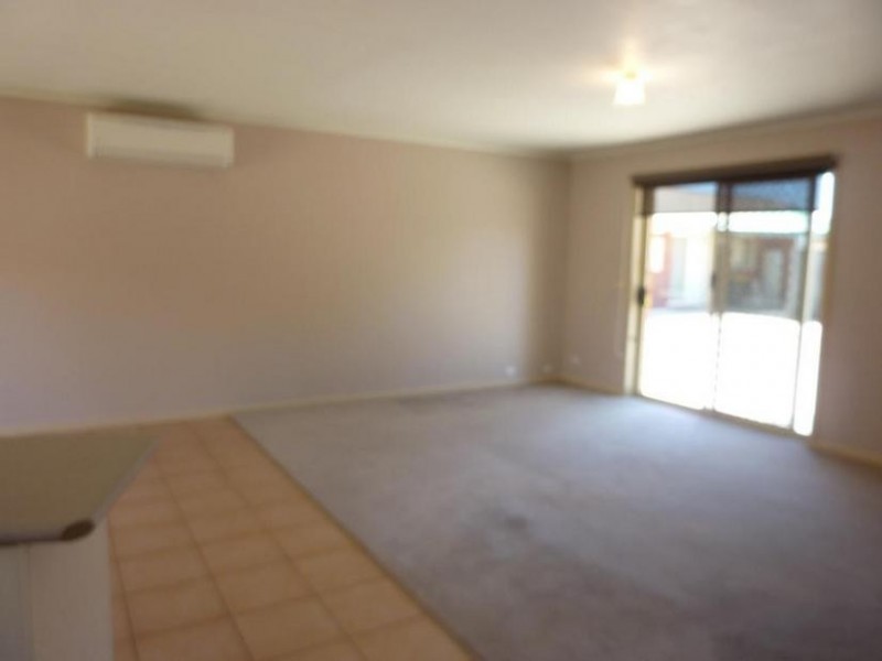 1/8 Waratah Crt, Cobram VIC 3644