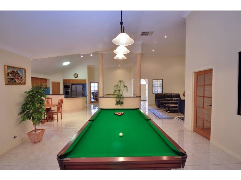 8 STRICKLAND CT, Coogee WA 6166