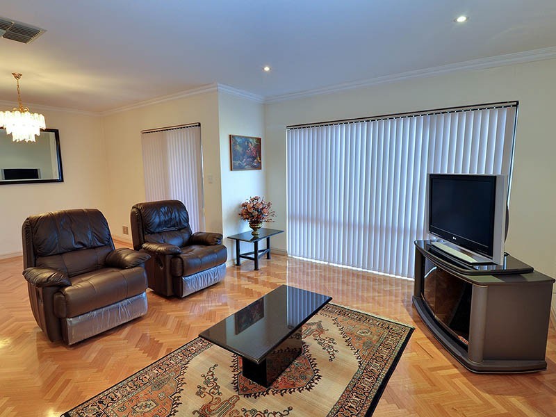 8 STRICKLAND CT, Coogee WA 6166