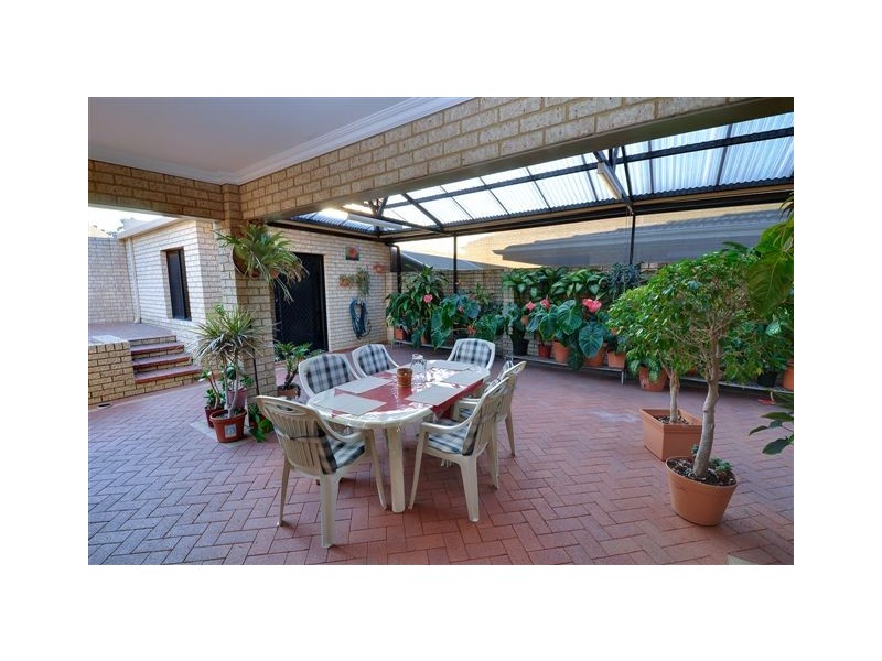 8 STRICKLAND CT, Coogee WA 6166