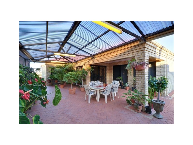 8 STRICKLAND CT, Coogee WA 6166