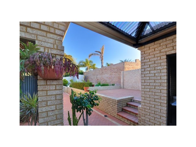 8 STRICKLAND CT, Coogee WA 6166