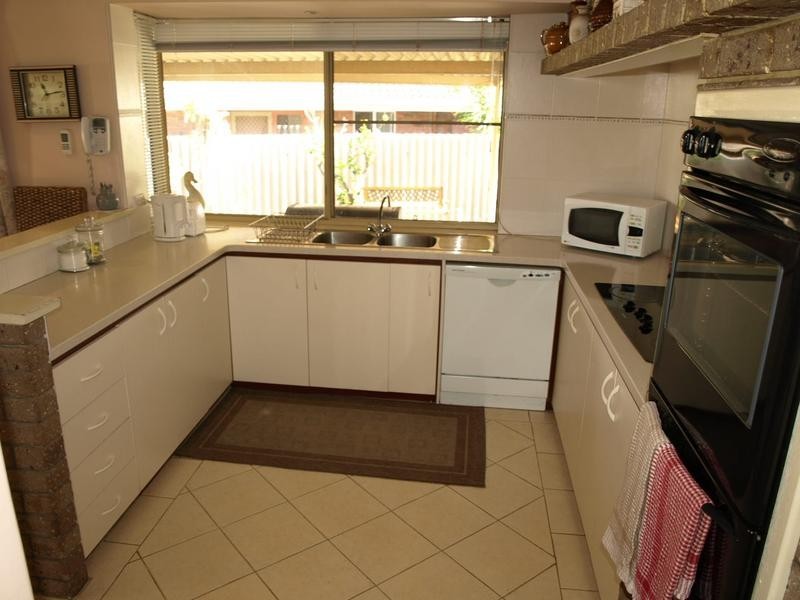 16 MILTON PLACE, Munster WA 6166