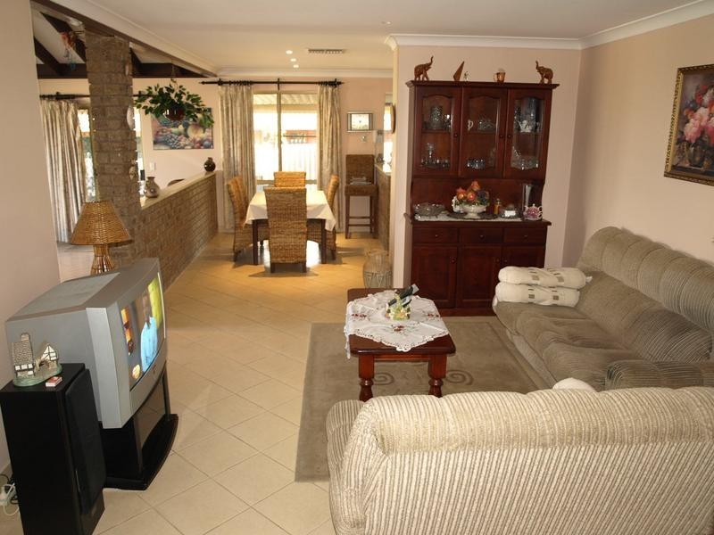 16 MILTON PLACE, Munster WA 6166