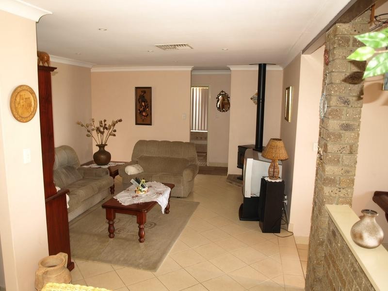 16 MILTON PLACE, Munster WA 6166