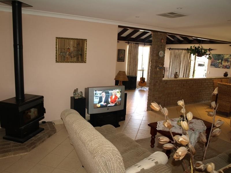 16 MILTON PLACE, Munster WA 6166