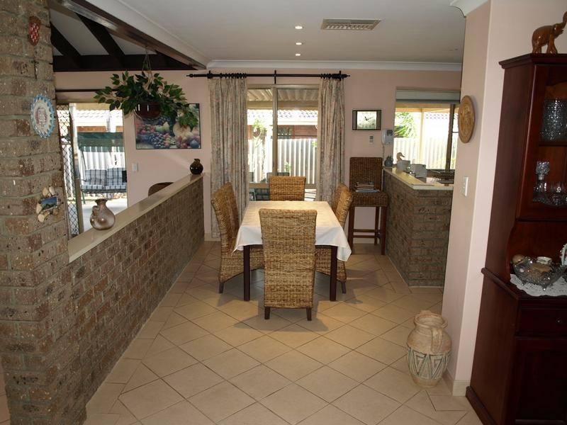 16 MILTON PLACE, Munster WA 6166