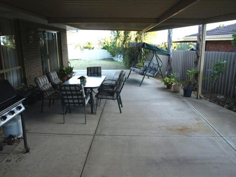 16 MILTON PLACE, Munster WA 6166