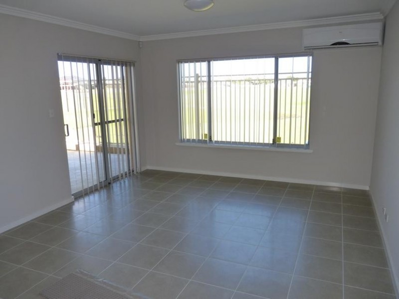 2/7 Gicha Close, Munster WA 6166