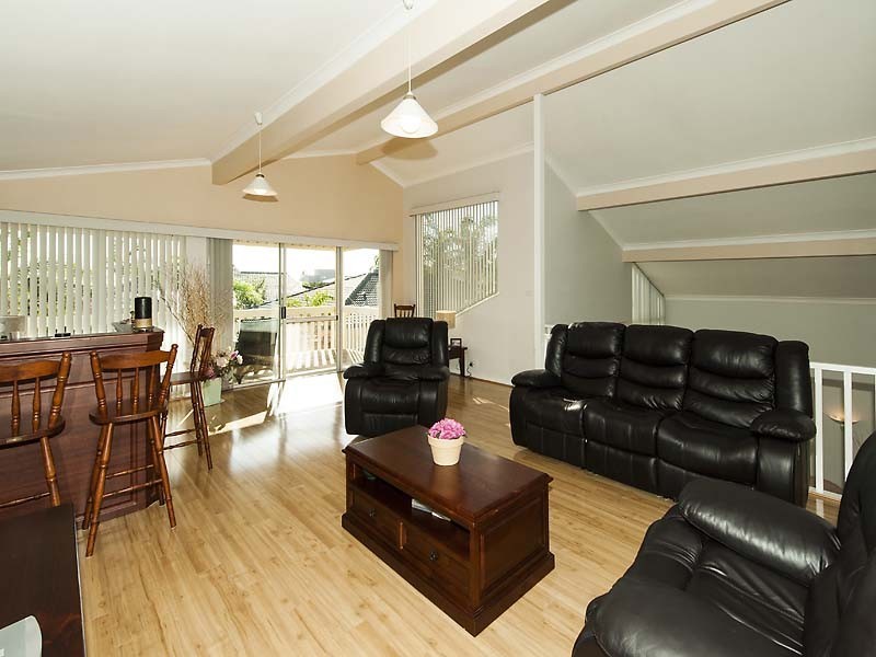 35 Longreach Parade, Coogee WA 6166
