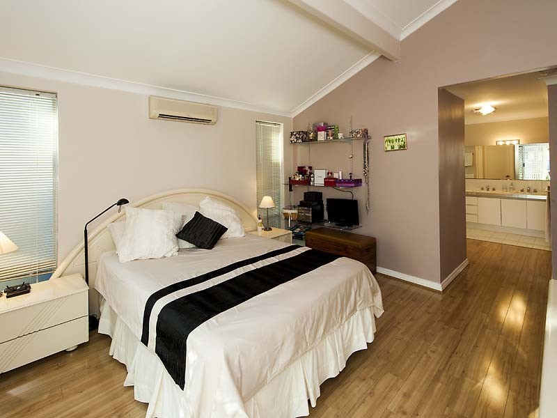 35 Longreach Parade, Coogee WA 6166