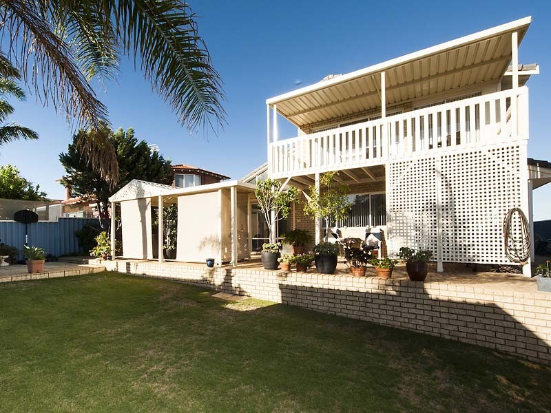 35 Longreach Parade, Coogee WA 6166
