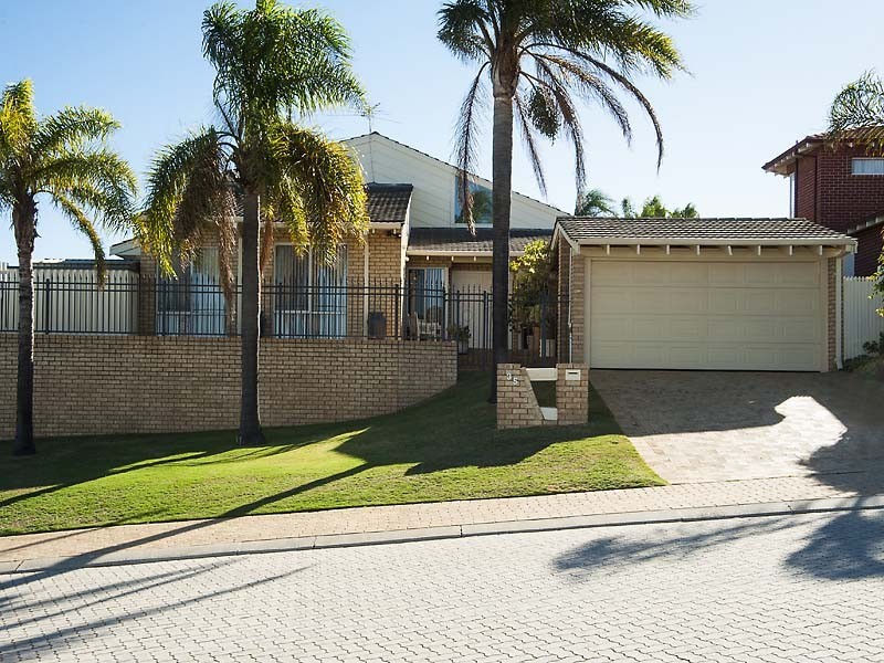 35 Longreach Parade, Coogee WA 6166