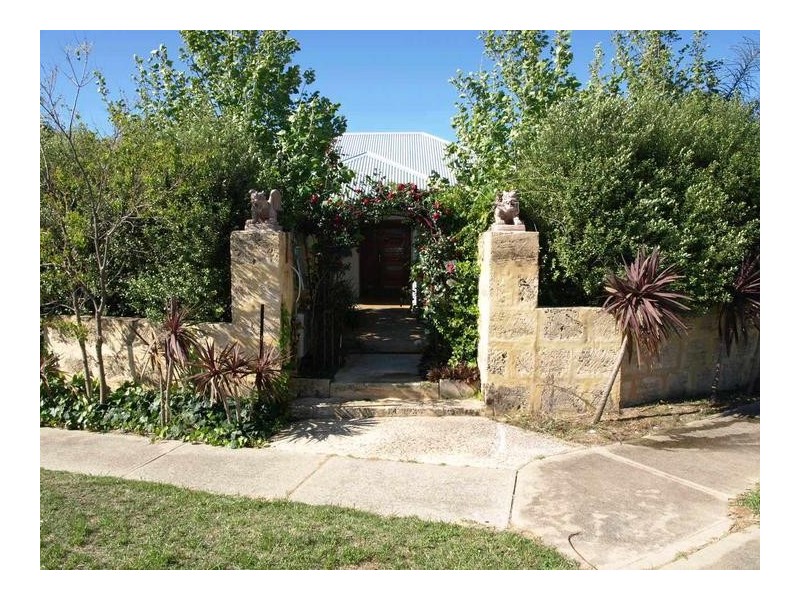 2 LYNN ST, Hilton WA 6163