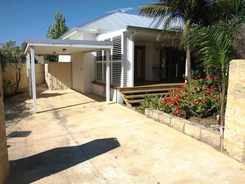 2 LYNN ST, Hilton WA 6163