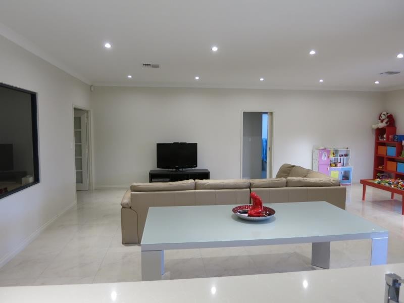 3 Velaluka Drive, Munster WA 6166