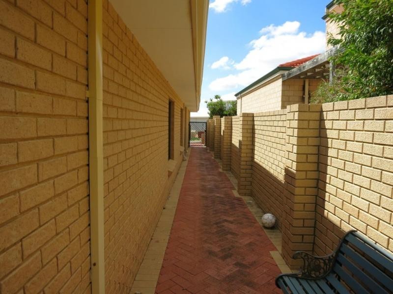 7 Toulon Grove, Coogee WA 6166