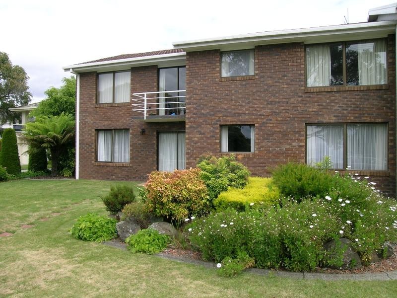 2/17 Victoria Parade, Devonport TAS 7310