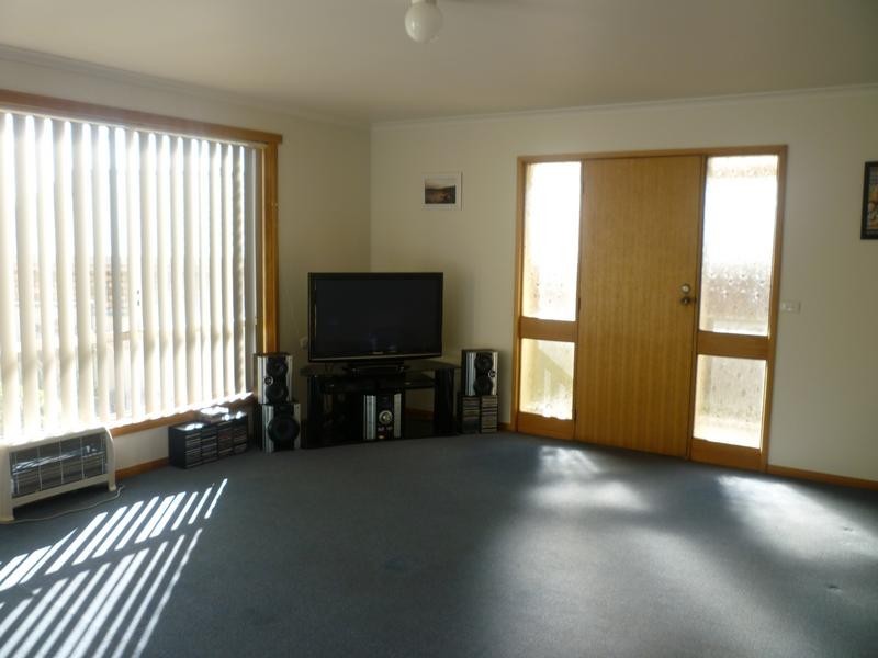 2/33 Lawrence Drive, Devonport TAS 7310