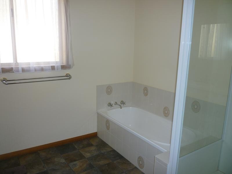 2/33 Lawrence Drive, Devonport TAS 7310