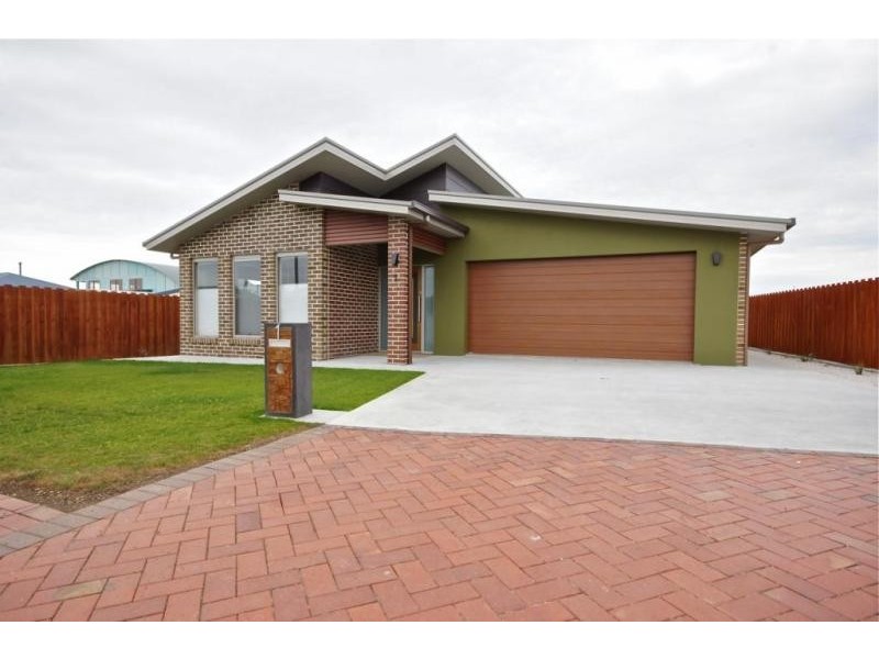 1 Charlotte Gardens (off George St), Devonport TAS 7310