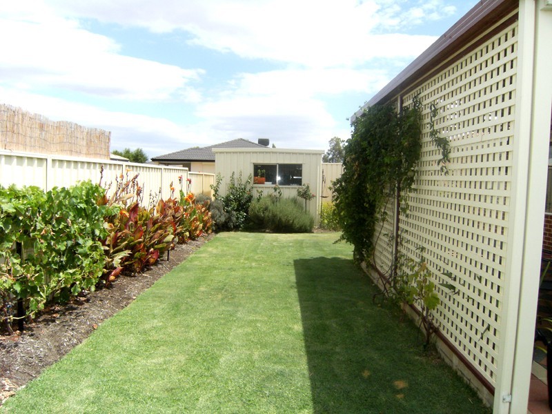 22 Batt Drive, Brookdale WA 6112