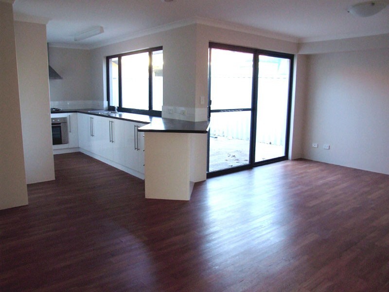 2/18 Friar Rd, Armadale WA 6112