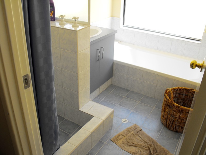 111 Westfield Rd, Camillo WA 6111