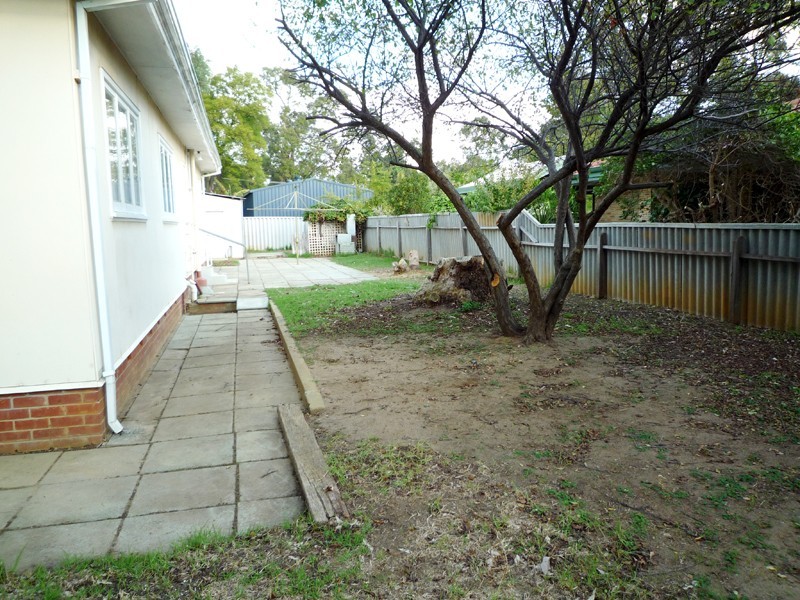 15 River Rd, Kelmscott WA 6111