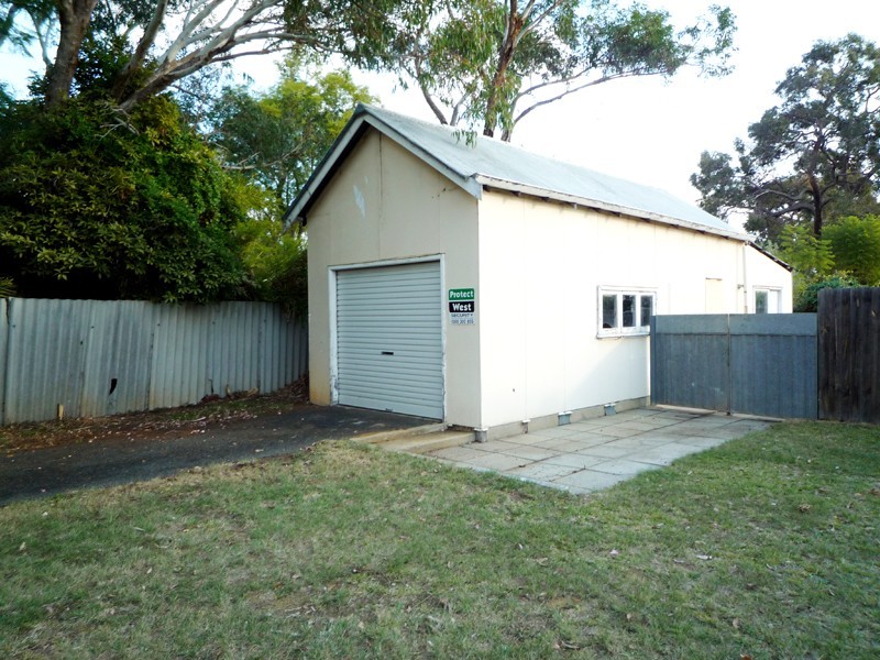 15 River Rd, Kelmscott WA 6111