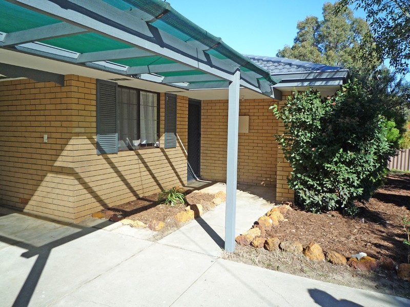 10 Huxley Court, Camillo WA 6111