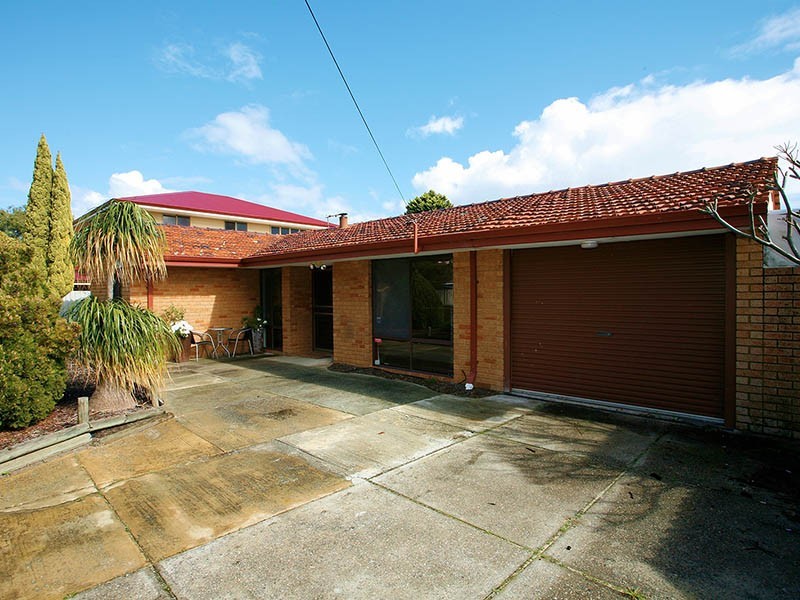 16 Logpine Crescent, Camillo WA 6111