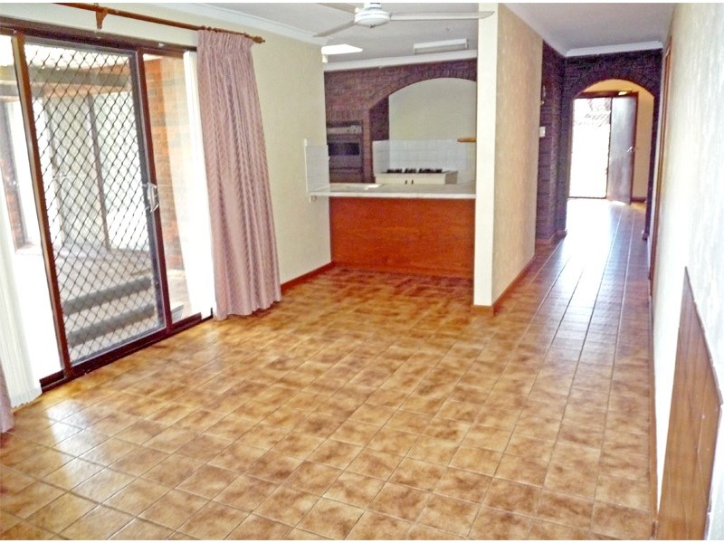 9 Nash St, Kelmscott WA 6111