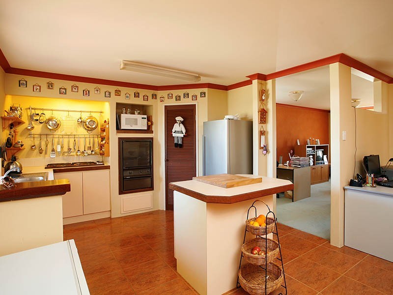 4 Eaglehawk Grove, Brookdale WA 6112