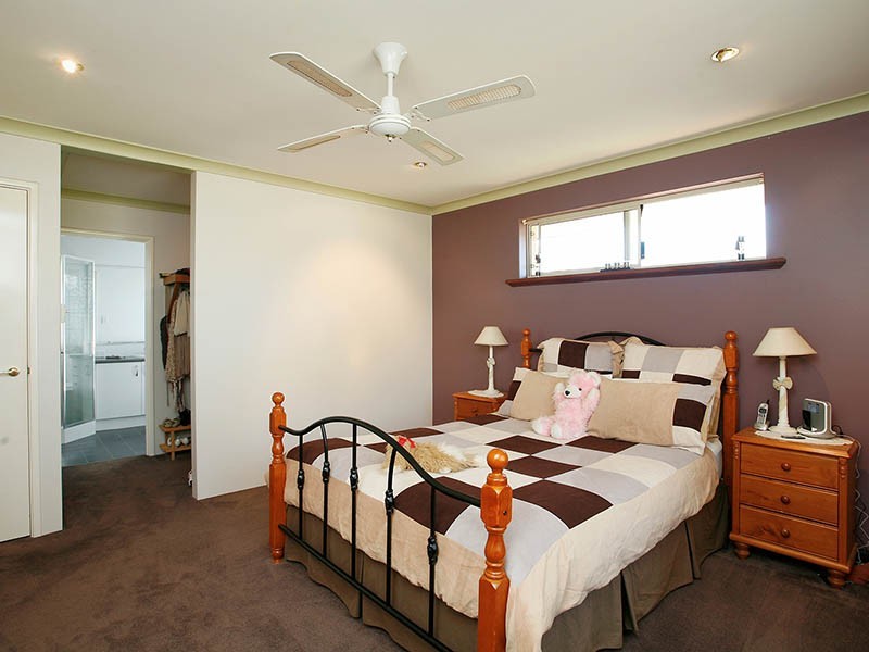 4 Eaglehawk Grove, Brookdale WA 6112