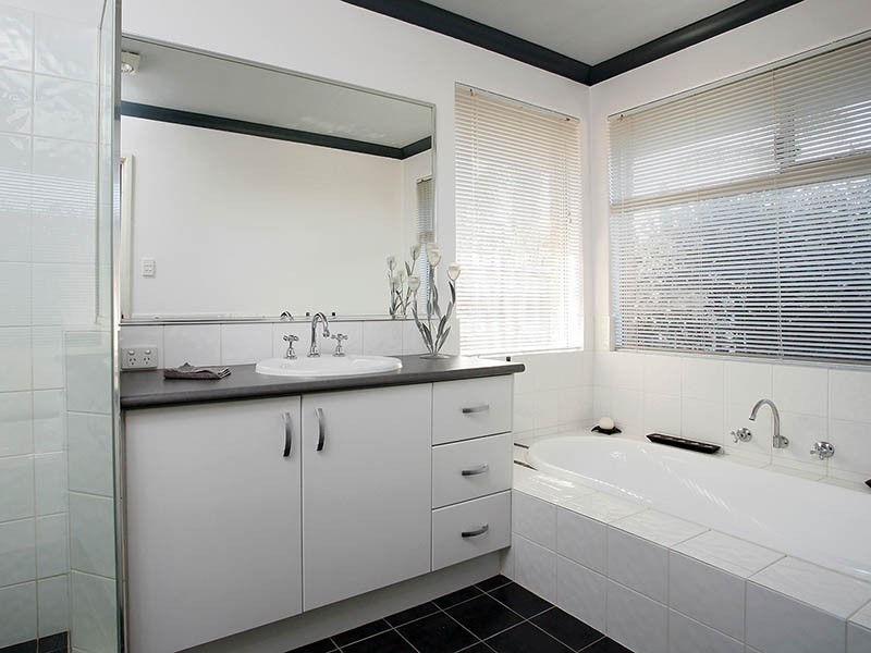 4 Eaglehawk Grove, Brookdale WA 6112