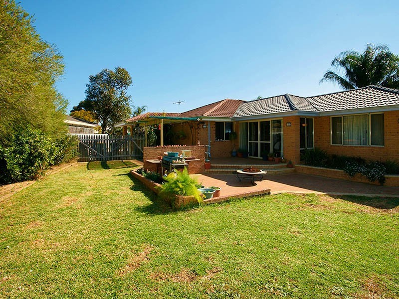 4 Eaglehawk Grove, Brookdale WA 6112