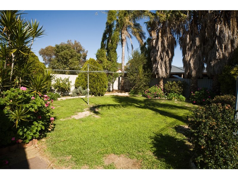 8 Ivanhoe Way, Camillo WA 6111