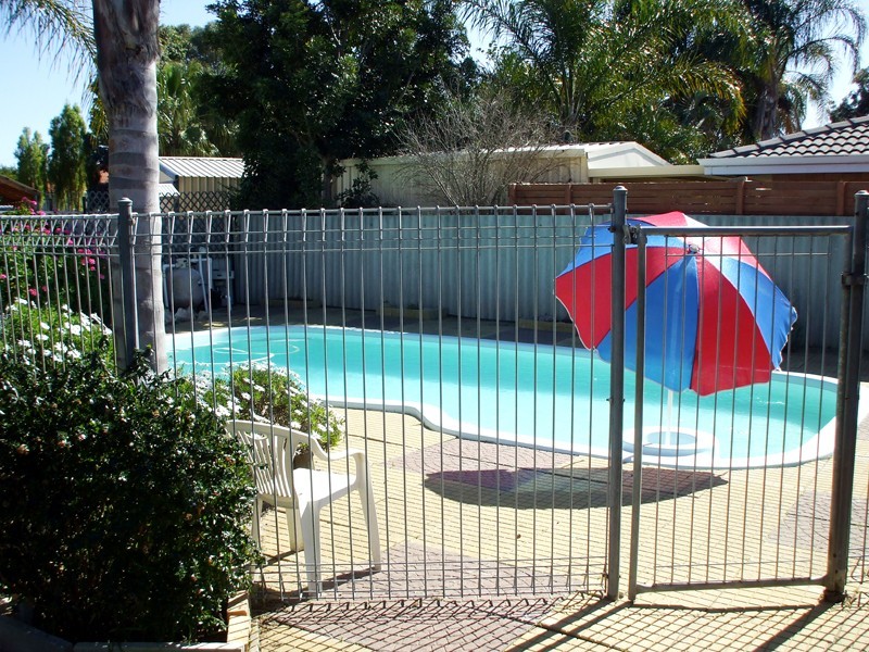 8 Ivanhoe Way, Camillo WA 6111